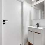 Nowoczesne I Eleganckie Very Berry W Poznaniu By Renters Poznan