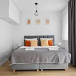 Nowoczesne I Eleganckie Very Berry W Poznaniu By Renters Daire